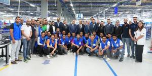 وزير العمل يتفقد مصنع ضفائر وكابلات سيارات ويبحث خطط التوسع والتشغيل
