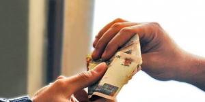 هل يجوز إعطاء الصدقة للأخت المحتاجة؟.. أمين الفتوى يجيب