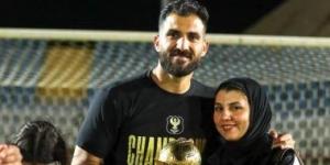 عصام ثروت يحتفل مع زوجته وابنه بتتويج المصرى بكأس عاصمة مصر