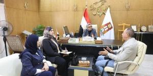 أخبار الوادي الجديد| المحافظ تبحث إنشاء مجمع صناعات غذائية ومدرسة تكنولوجية..  وتلتقي وفد شركة طيران الخدمات البترولية
