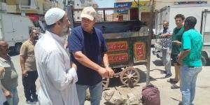 استجابة لشكوى مواطن.. حي شمال الغردقة يزيل إشغالات ومخالفات بشارع الشهر العقاري القديم