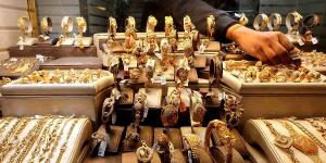 انهيار تاريخي.. أسعار الذهب تواصل النزيف وعيار 21 يتراجع بقوة