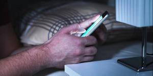 ماذا يحدث عند وضع الهاتف المحمول تحت المخدة