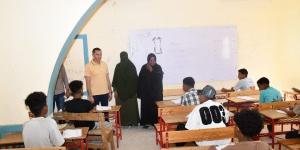 محافظ أسوان يفاجئ مدرسة كلابشة الجديدة ببحيرة ناصر لمتابعة امتحانات الشهادة الإعدادية