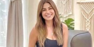 منة فضالي تثير الجدل بإطلالة برفقة كلبها