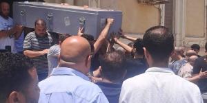 الحزن يسيطر على حسني عبد ربه في جنازة وداع خاله بالمحلة.. فيديو وصور
