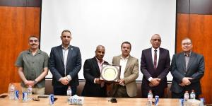 تكرم أمين عام جامعة الوادي الجديد المساعد للشئون المالية لبلوغه سن المعاش