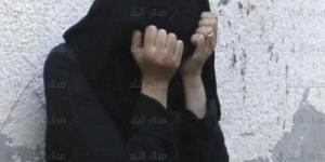 أصيب بجروح.. مريضة نفسيا تعتدي على عامل يقطعة زجاج بالهرم