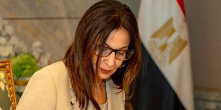 وزيرة الثقافة تجتمع مع قيادات الوزارة ورؤساء القطاعات والهيئات