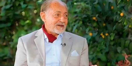 يسري الفخراني ينعى عبد العزيز مخيون بكلمات مؤثرة