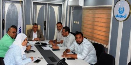 نائب محافظ أسوان يتابع الجهود بملفات التقنين وإسترداد الأراضى والمتغيرات المكانية