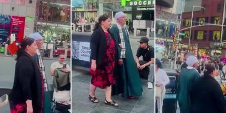 بالجلابية والشال.. مصري يتجول مع زوجته في شوارع أمريكا ويخطف أنظار المارة