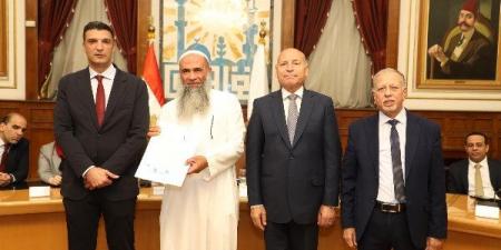 وزير الصناعة ومحافظ القاهرة يسلمان 43 عقد تقنين لمصانع وورش شق الثعبان