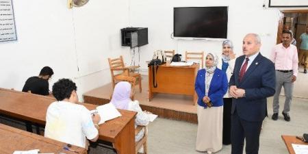 رئيس جامعة قناة السويس يتابع انتظام امتحانات كلية التمريض ويؤكد توفير الأجواء الملائمة للطلاب