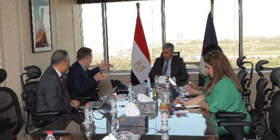وزير السياحة والآثار يبحث مع شركة دولية فرص الاستثمار في السياحة النيلية والبحرية بمصر