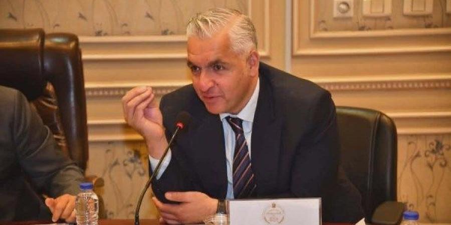 سيف زاهر يطالب بجدول زمني  لإنهاء أعمال التطوير ورفع كفاءة الملاعب