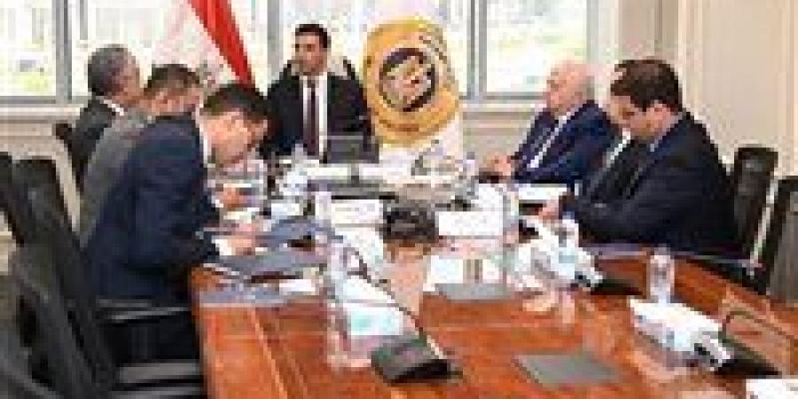 وزير الصناعة يلتقي رئيس جمعية رجال الأعمال المصريين الأفارقة لبحث سبل تعزيز التعاون الصناعي