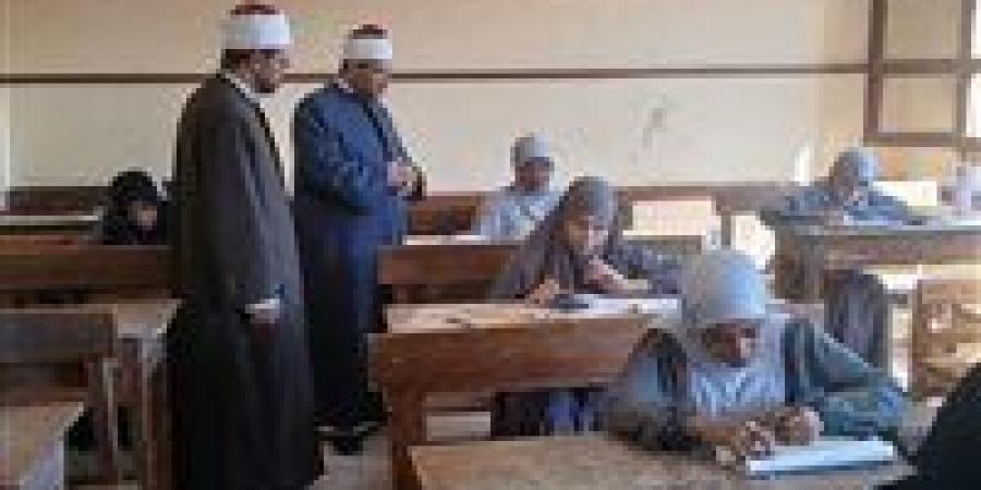 رئيس أزهر أسوان يتابع امتحانات الثانوية بدراو ويشدد على الانضباط الكامل