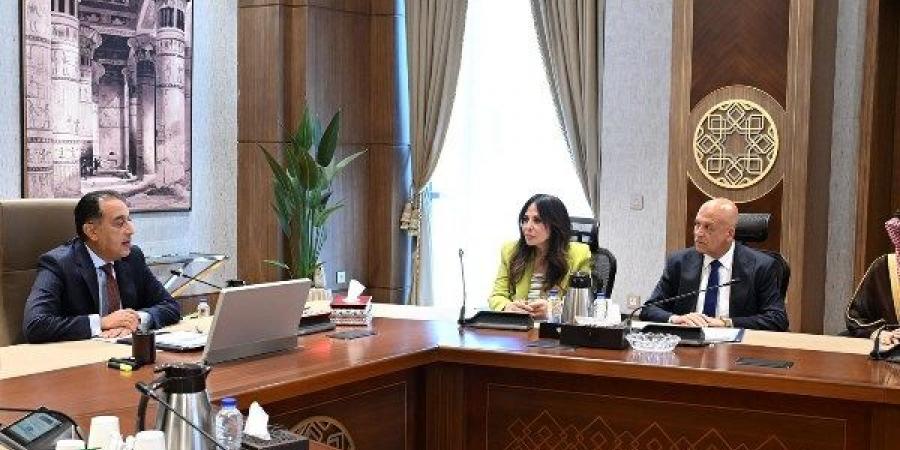 رئيس الوزراء يلتقي مسئولي شركة عالمية لمناقشة تنفيذ مشروعات تحلية مياه البحر