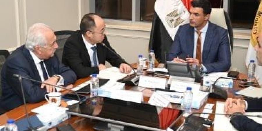 وزير الصناعة يبحث مع ممثلي الشركة الصينية الوطنية للإطارات والمطاط خطة التوسع في مصر