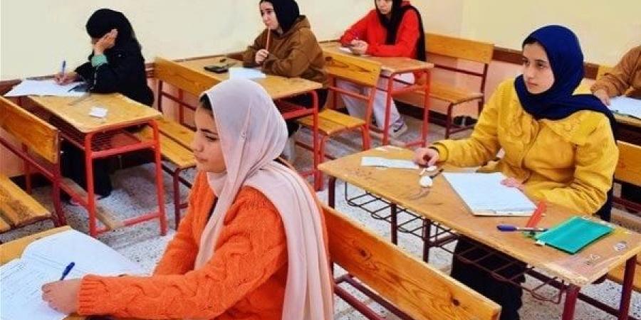 من محاولات الغش إلى مفاجأة الولادة داخل اللجنة.. ماذا يحدث في امتحانات الإعدادية والثانوية بالمحافظات؟