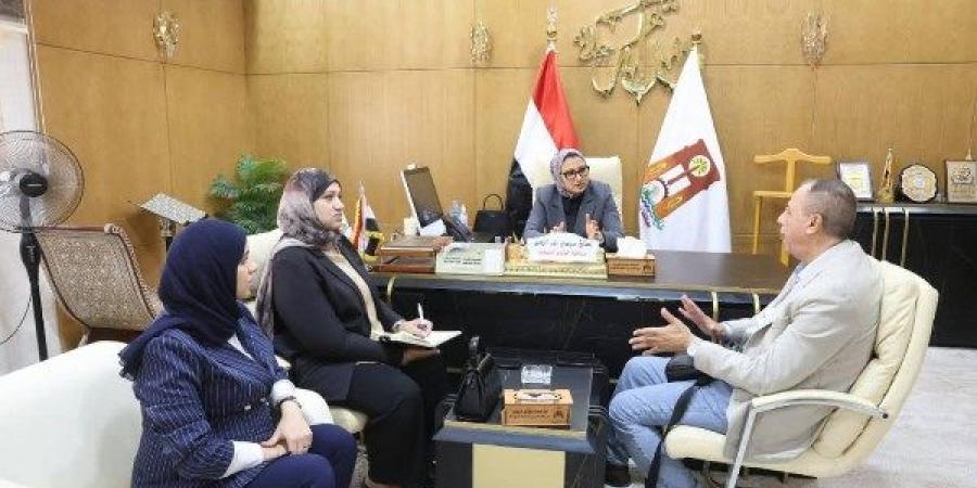 محافظ الوادي الجديد تبحث إنشاء مجمع صناعات غذائية ومدرسة تكنولوجية
