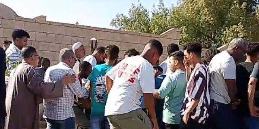 ضحية امتحانات الدبلومات.. لحظات مؤثرة فى توديع معلمة أسوان أثناء دفنها بمقابر الأسرة | القصة الكاملة
