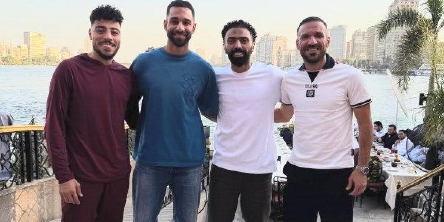 على النيل.. حسين الشحات رفقة لاعبي الأهلي السابقين: ولاد رزق