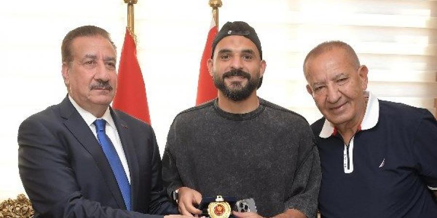 محافظ بورسعيد يقرر صرف مكافأة مالية لفريق المصري للتتويج بكأس العاصمة | صور