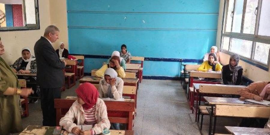 وكيل أول تعليم الشرقية يتفقد لجان الشهادة الإعدادية بمنيا القمح