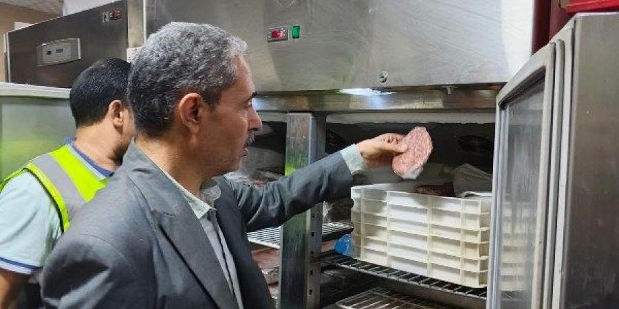ضبط 250 كيلو لحوم فاسدة داخل 4 مطاعم شهيرة بأسيوط