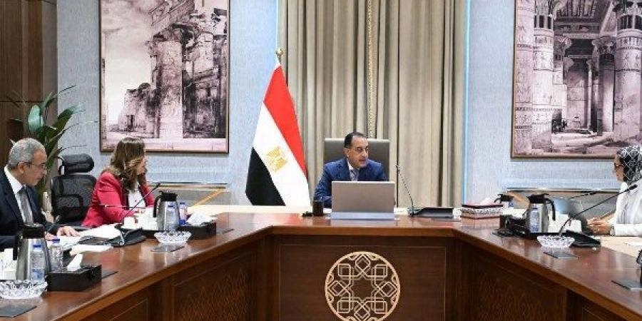 رئيس الوزراء يتابع موقف تنفيذ المشروعات الخدمية والتنموية في الوادي الجديد