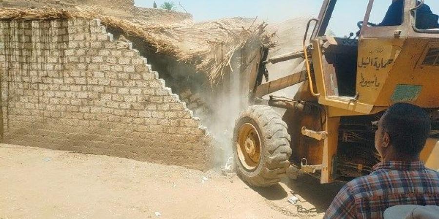 محافظ أسيوط: إزالة 56 حالة تعد ومخالفة بناء واسترداد 205 أفدنة من أراضي أملاك الدولة