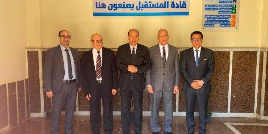 رئيس جامعة المنصورة يترأس لجنة متابعة استيفاء المعايير الأكاديمية بكليتي الحقوق بكفر الشيخ دمياط