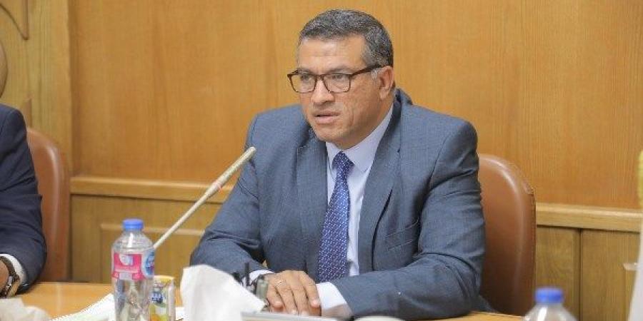 محافظ قنا يوجه بالإعلان عن جداول وخطط توزيع الأسمدة الزراعية