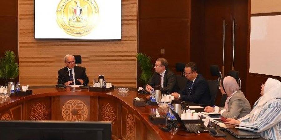تطوير الجهاز الإداري للدولة.. الحكومة تناقش إعادة الهيكلة والتحول الرقمي وترشيد الإنفاق العام