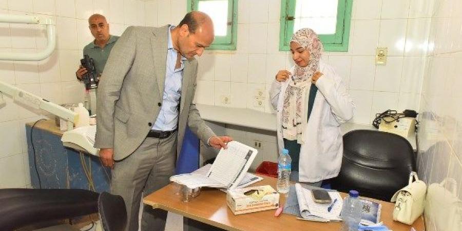 محافظ أسيوط: إحالة مدير وحدة صحية و3 من الأطقم الطبية والتمريض للتحقيق