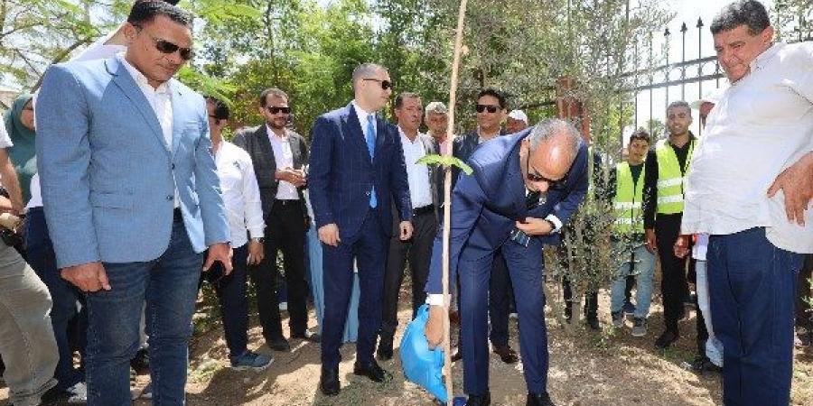 خلال زيارته لمركز قلين.. محافظ كفر الشيخ يزرع الأشجار بقرية شباس عمير