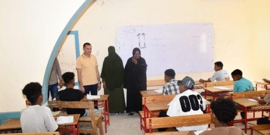 محافظ أسوان يفاجئ مدرسة كلابشة الجديدة ببحيرة ناصر لمتابعة امتحانات الشهادة الإعدادية