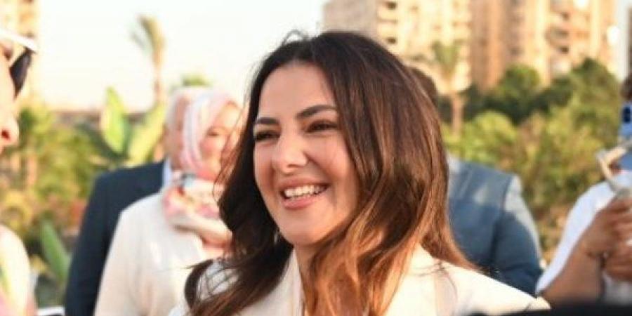 دنيا سمير غانم تلتقط الصور مع الأطفال بعد تعيينها سفيرة النوايا الحسنة لليونيسيف
