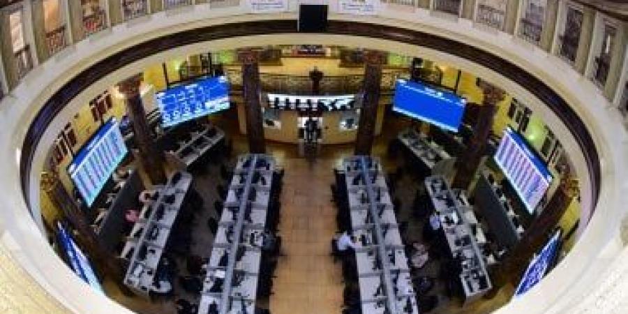 أسهم قيادية تهبط بالمؤشر الرئيسي للبورصة بمنتصف تعاملات جلسة الأربعاء