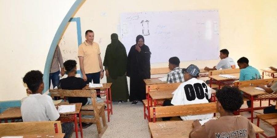 محافظ أسوان يفاجئ مدرسة كلابشة الجديدة ببحيرة ناصر لمتابعة امتحانات الشهادة الإعدادية