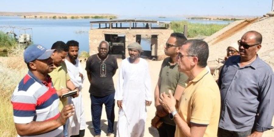 محافظ أسوان يواصل جولاته الميدانية بزيارة قرية توماس وعافية على ضفاف بحيرة ناصر ويستمع لمطالب الأهالى