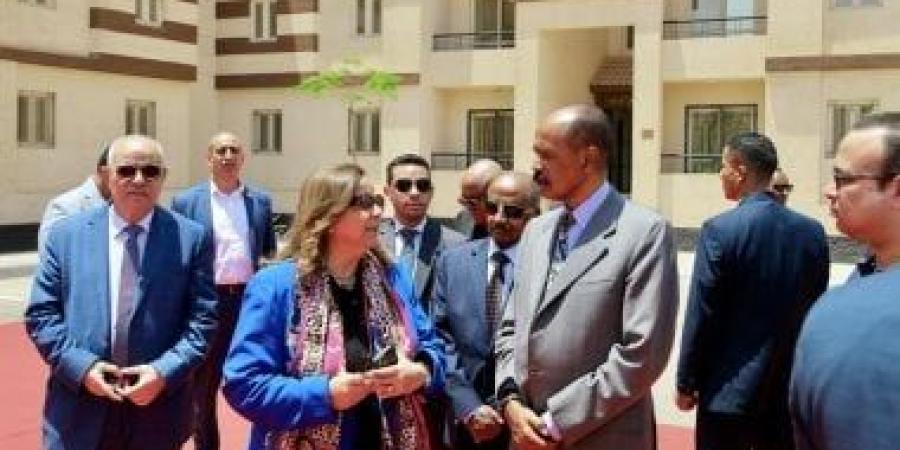 رئيس إريتريا يزور وحدات سكن لكل المصريين ويشيد بالمشروع
