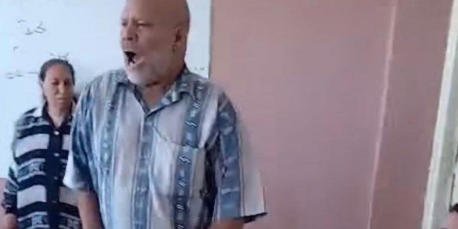 تداول فيديو لواقعة اقتحام لجنة امتحانات الشهادة الإعدادية في قنا ومشادة بين ولي أمر ومراقب