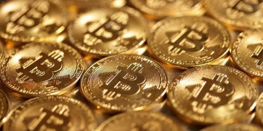 "بيتكوين" تمحو مكاسبها الأخيرة وتهبط لـ61 ألف دولار بفعل توترات الشرق الأوسط