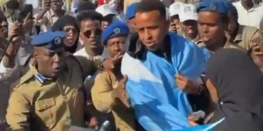 بعد صدمة المونديال.. حكم إنجليزي يطالب الفيفا بـ 100 ألف دولا للحكم عمر أرتان