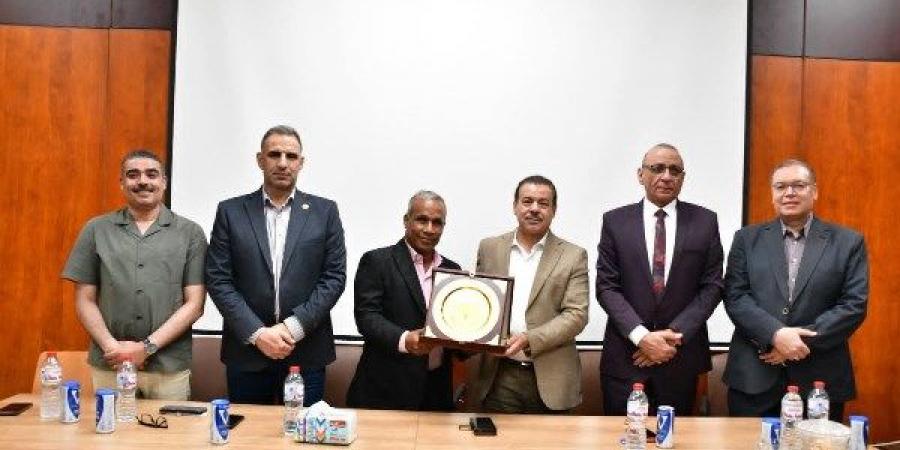 تكرم أمين عام جامعة الوادي الجديد المساعد للشئون المالية لبلوغه سن المعاش