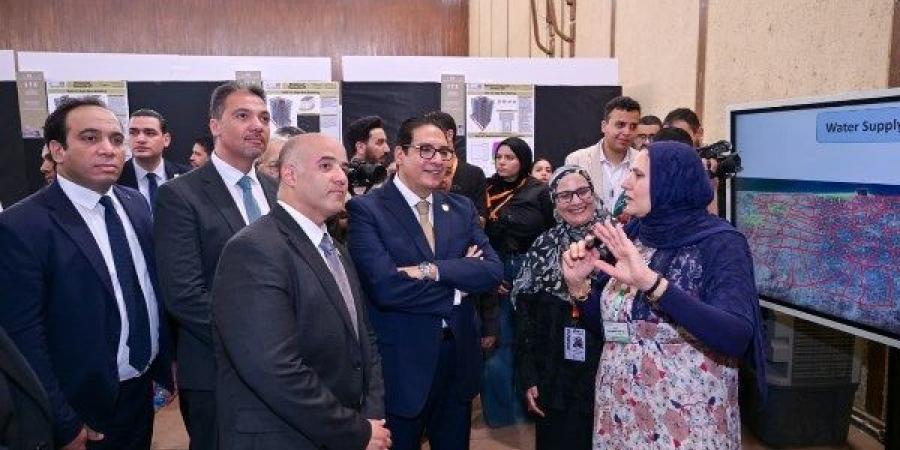 افتتاح النسخة الرابعة من معرض مشروعات التخرج بالبرامج التخصصية بهندسة القاهرة
