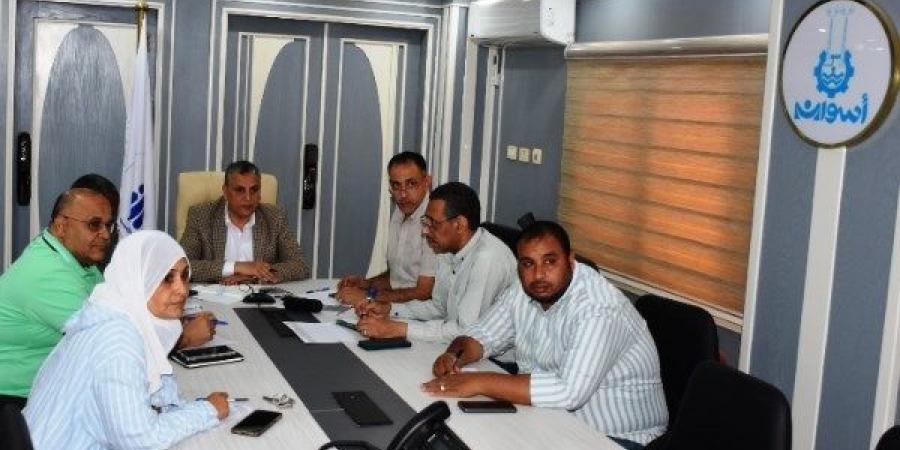 نائب محافظ أسوان يتابع الجهود بملفات التقنين وإسترداد الأراضى والمتغيرات المكانية